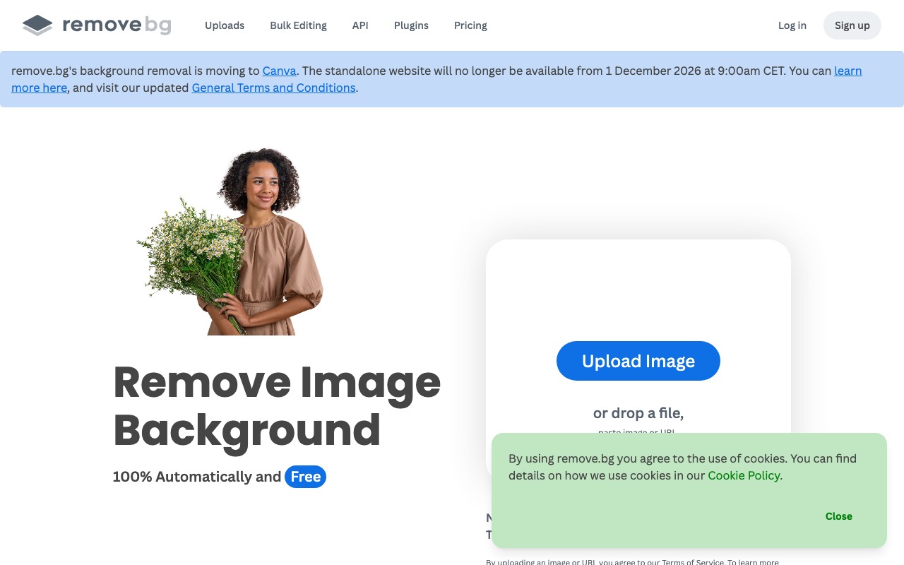 Главная страница Remove.bg с баннером о переезде на Canva и кнопкой Upload Image
