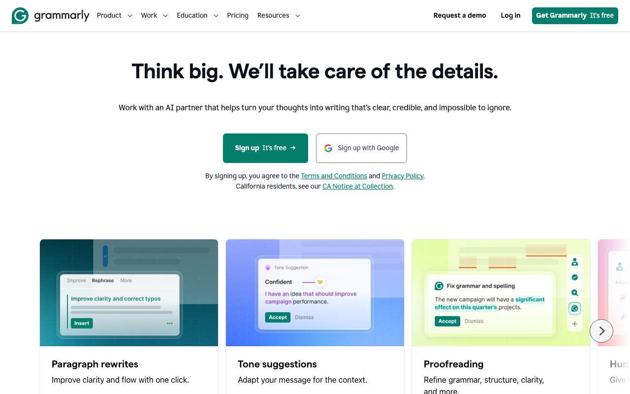 Главная страница Grammarly с кнопкой регистрации и примерами исправлений тона и грамматики